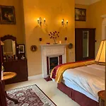 Stunning Victorian Charm לינה וארוחת בוקר קלס